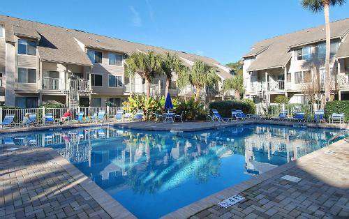 Resort Courtside | Forest Beach