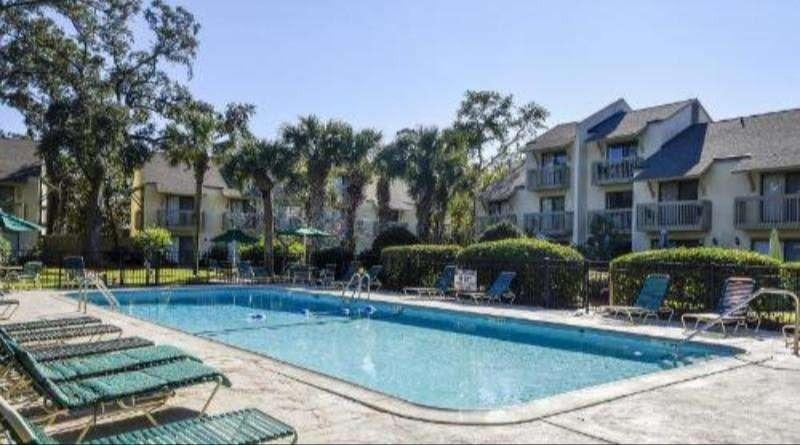 Outdoor swimming pool and buildings of Coligny Villas